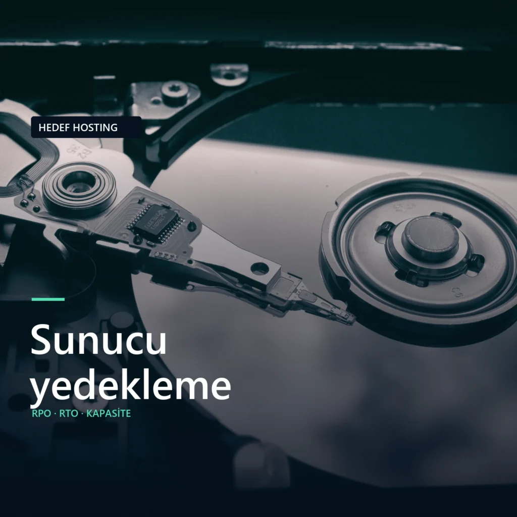 Açık bir sabit diskin yakın plan fotoğrafı üzerinde Sunucu yedekleme başlığı.